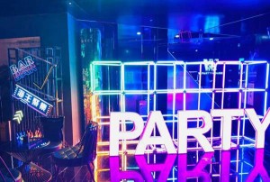 杭州新开的酒吧招聘包厢服务员,00后做夜场的多吗_