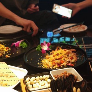 杭州给小费多的夜总会招聘商务接待,中午管饭吗？