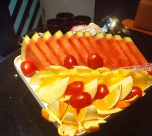 杭州生意火爆的酒吧招聘酒水促销员,安排住宿吗