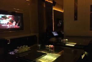 杭州新开的酒吧招聘商务接待,中午管饭吗？