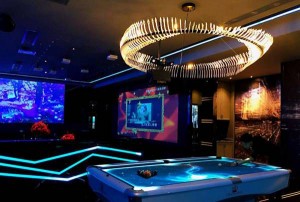 杭州高级酒吧招聘商务迎宾,是否需要轮班或者加班？