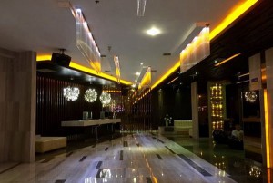 杭州日薪高的酒吧ktv招聘酒水促销员,有没有年龄限制_