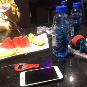 杭州余杭区附近酒吧招聘女服务生,(不抽台费)