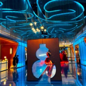 杭州日薪高的酒吧招聘商务接待,中午管饭吗？